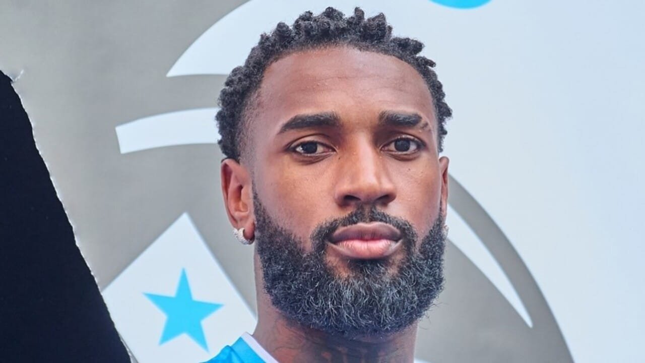 Meia Gerson desembarca em BH para assinar com o Cruzeiro