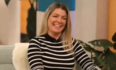 Morre a apresentadora que tirava a roupa enquanto lia.webp