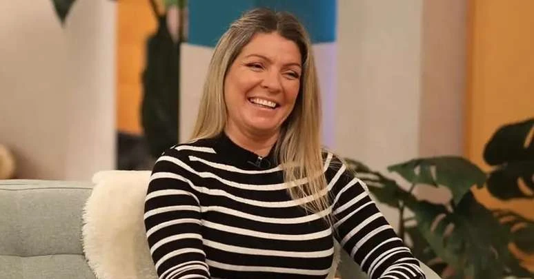 Morre a apresentadora que tirava a roupa enquanto lia.webp