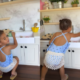 Muito meiga Mavie filha de Neymar brinca em cozinha infantil
