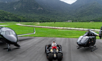 Neymar posa com jatinho helicoptero e Batmovel Saiba o valor