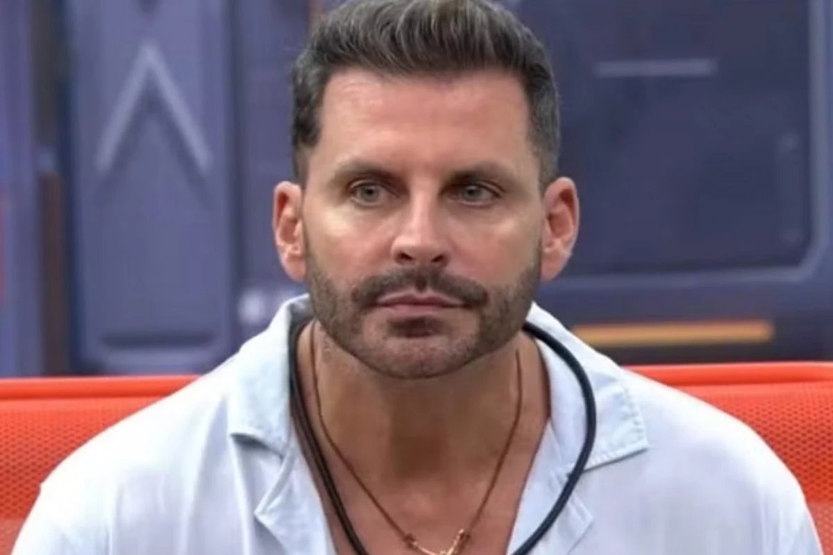 Participante do BBB confessa romance com Henri Castelli e