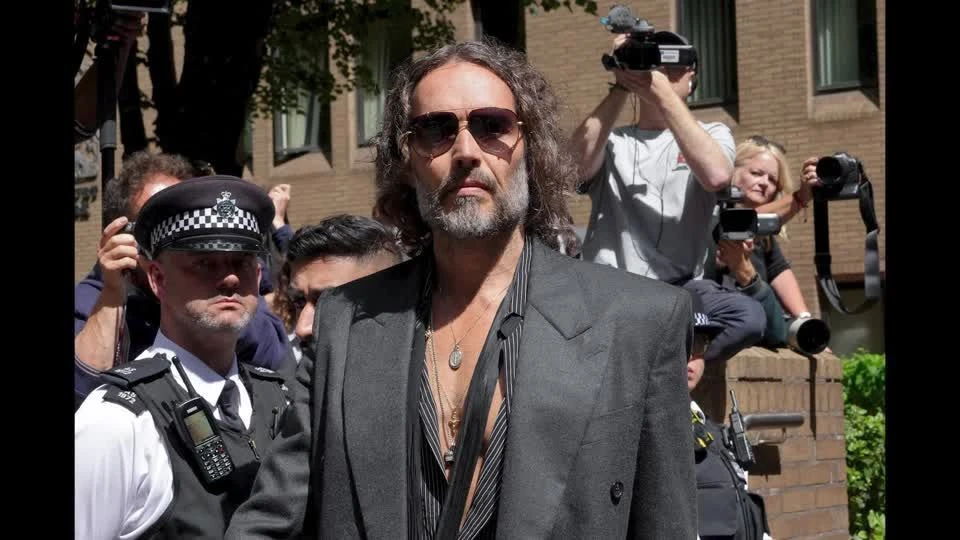Russell Brand volta ao tribunal para responder por novos.webp