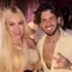 Saiba quem e a loira que aparece curtindo festa com