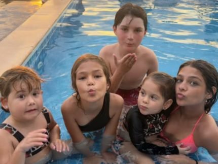 Sol piscina e familia netos de Leonardo aproveitam dia na