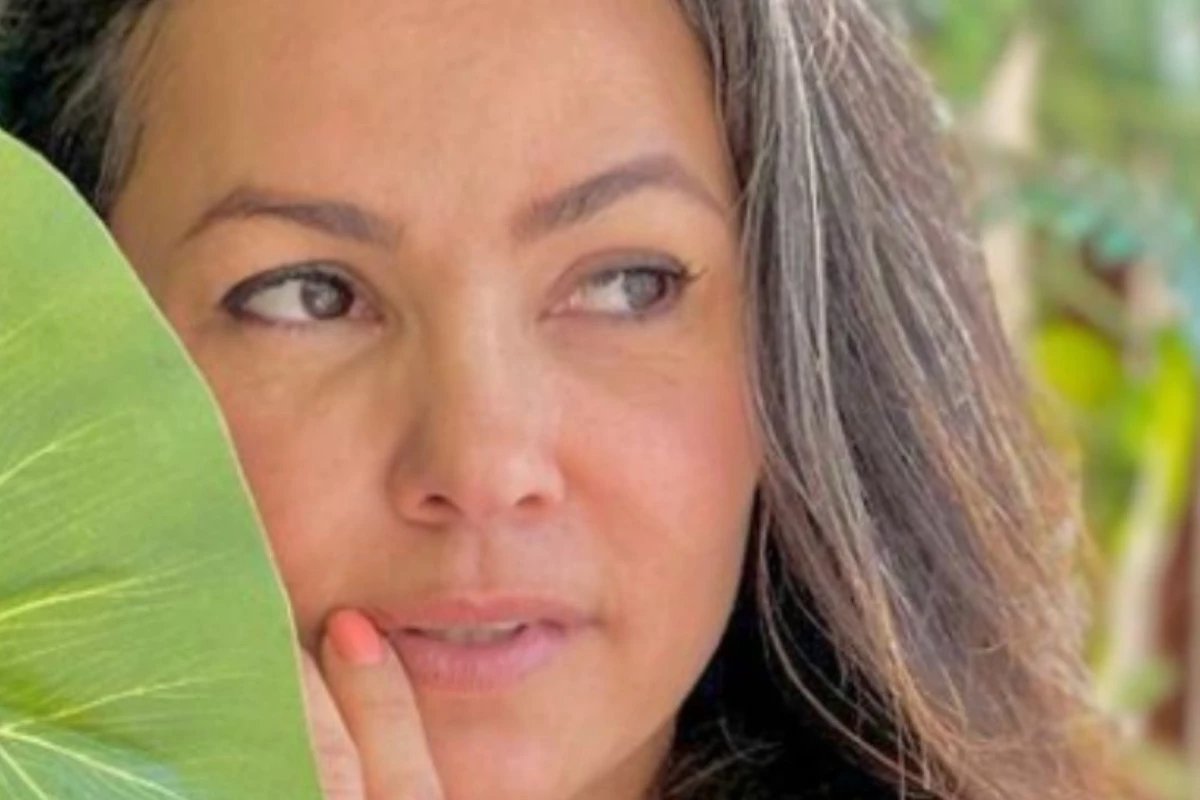 Suzana Alves ex Tiazinha surge de biquini em viagem ao litoral