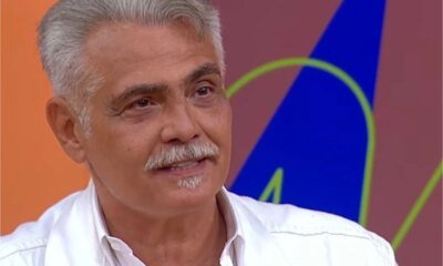 Tarcisio Filho troca beijo apaixonado com a esposa durante show