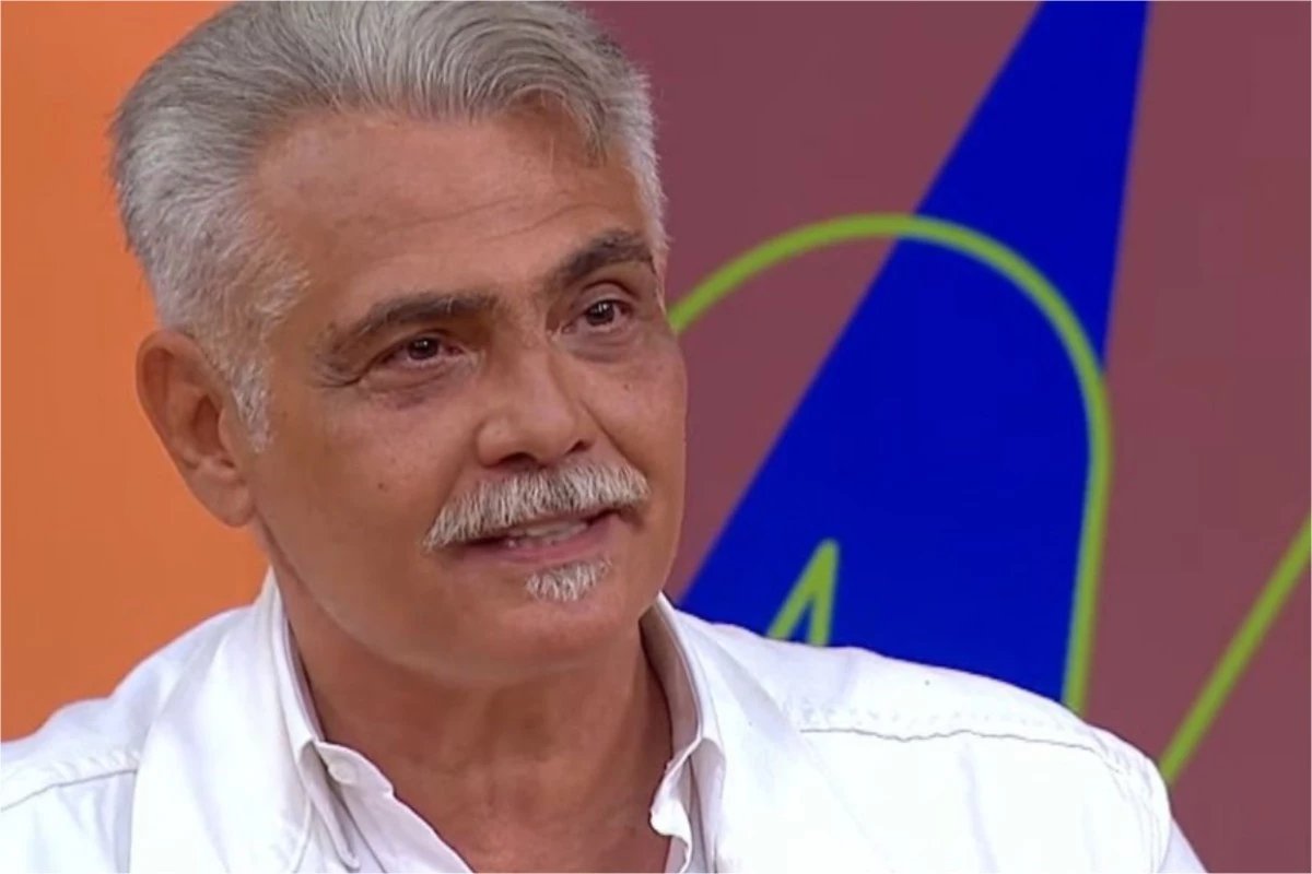 Tarcisio Filho troca beijo apaixonado com a esposa durante show