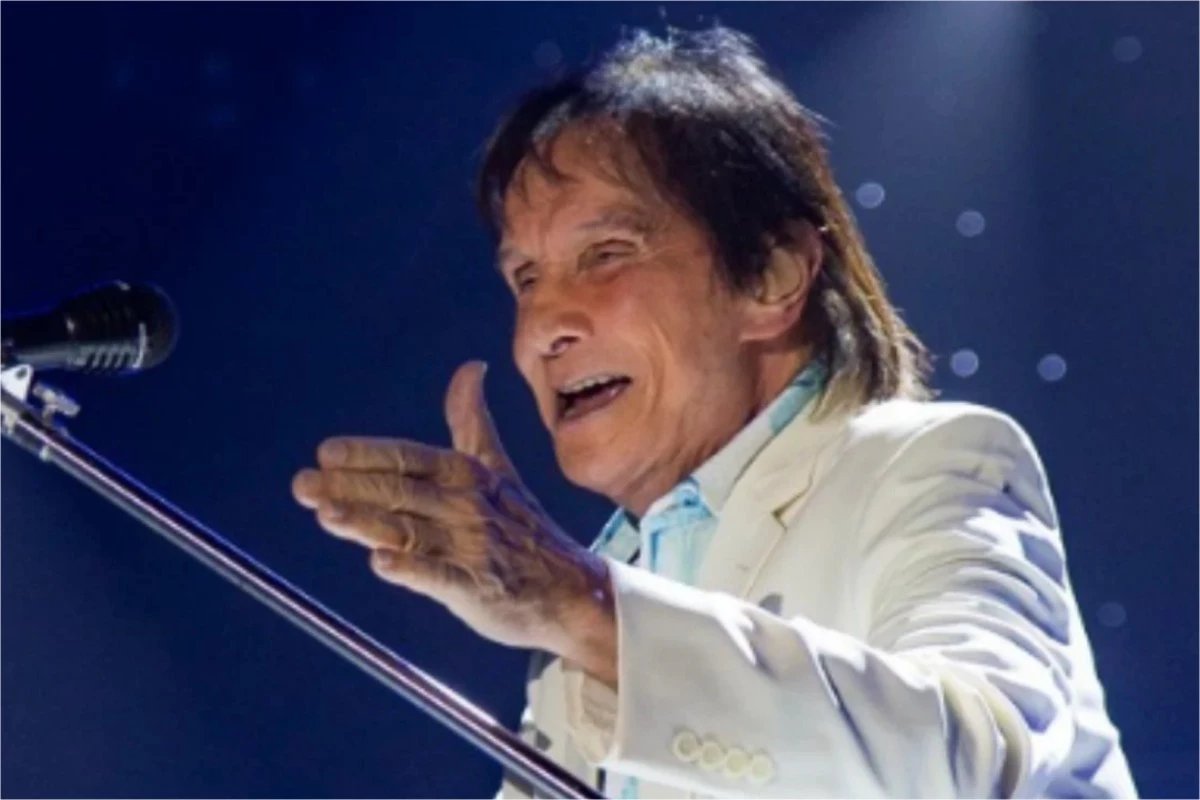 Video Roberto Carlos fica furioso com bate papo durante seu show