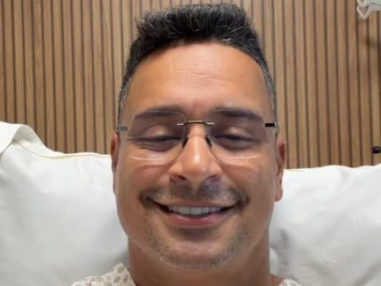 Xanddy Harmonia faz primeira aparicao apos internacao e tranquiliza fas