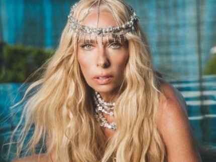 Adriane Galisteu confirma presenca e sera a estrela do Baile