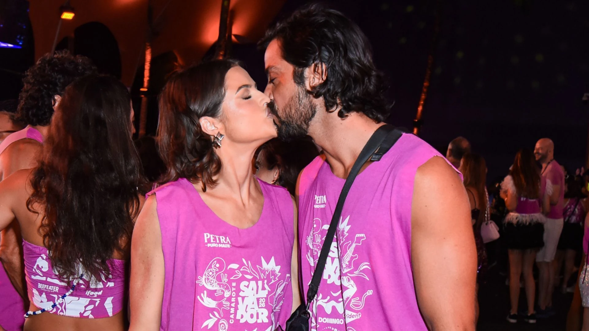 Agatha Moreira e Rodrigo Simas beijam muito durante Carnaval.webp