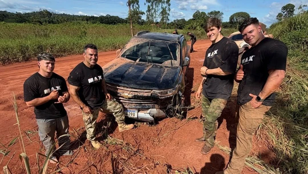 Atletas de fisiculturismo capotam caminhonete na Transamazonica.webp