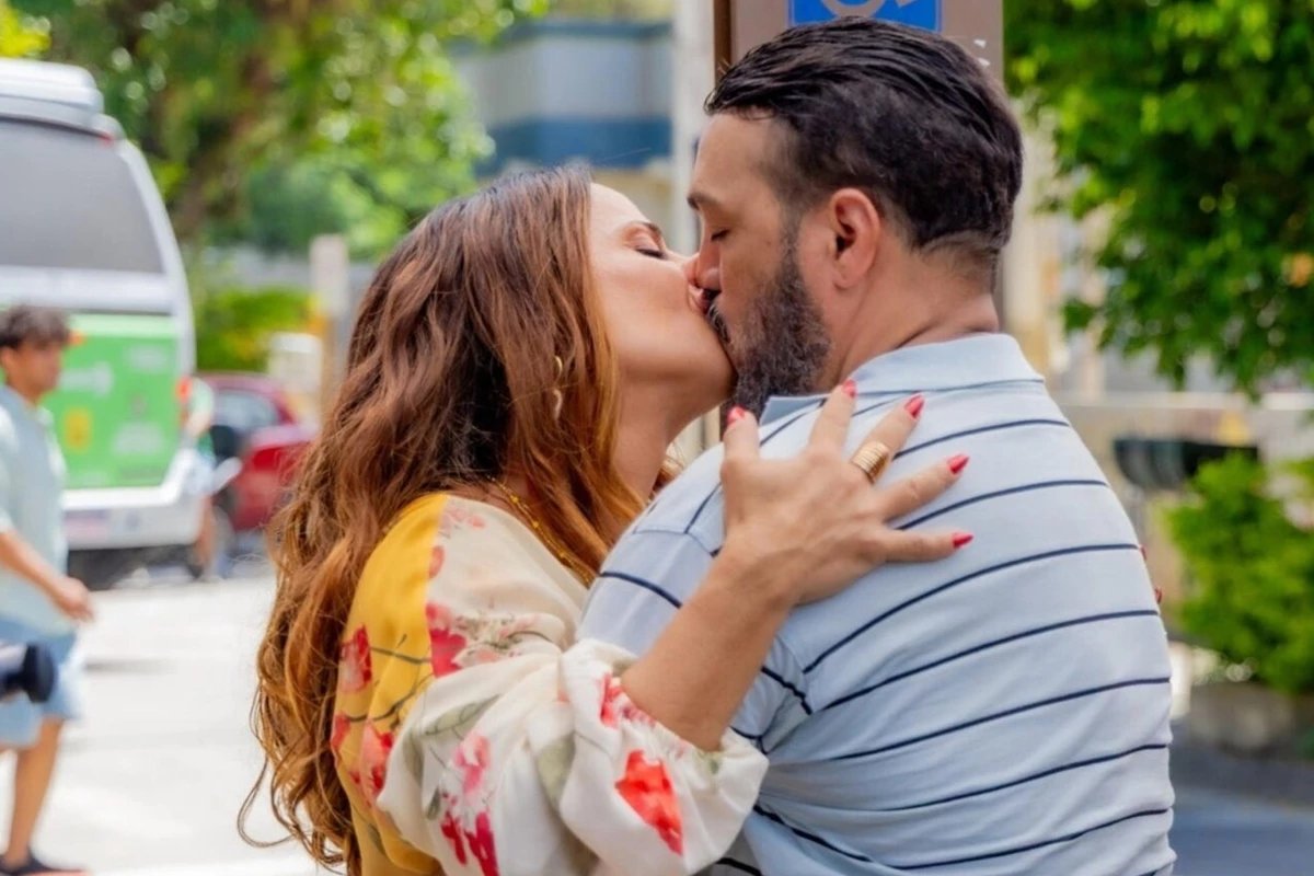 Belo se manifesta apos primeiro beijo em Viviane Araujo em