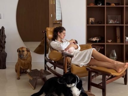 Camila Queiroz faz doacao de leite materno e incentiva campanha
