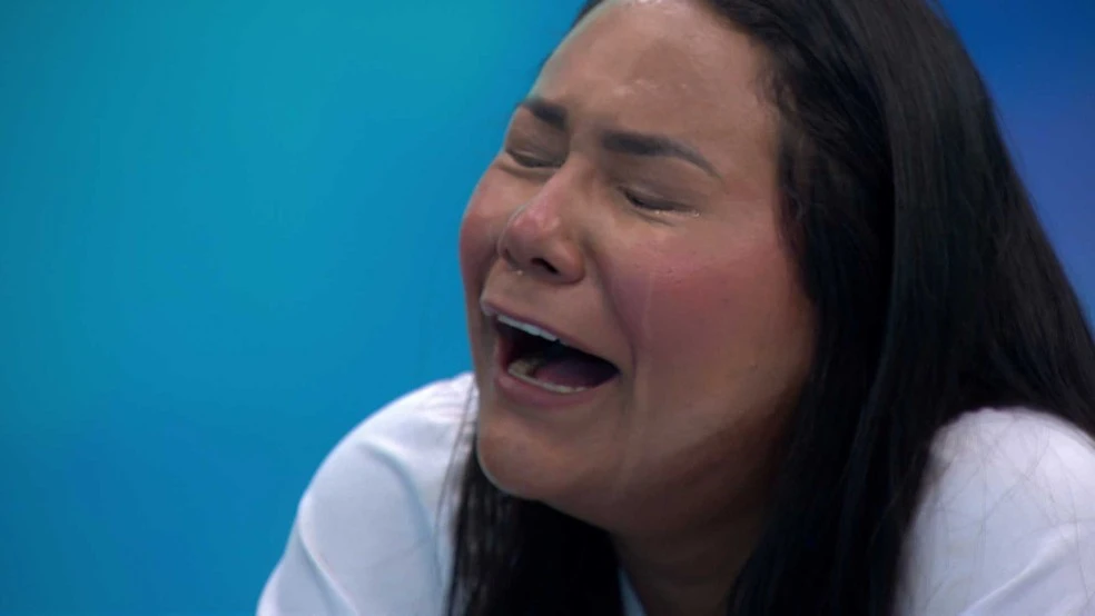 Chaiany fica aos prantos ao ver mensagem da filha.webp