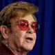 Elton John diz ter tido seus telefones fixos grampeados.webp