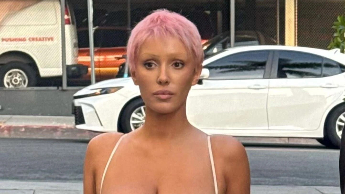 Esposa de Kanye West Bianca Censori surge com fios.webp