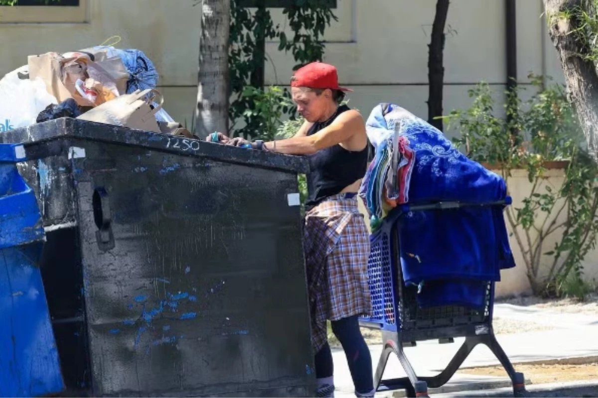 Famosa e vista comendo comida do lixo ela passou a