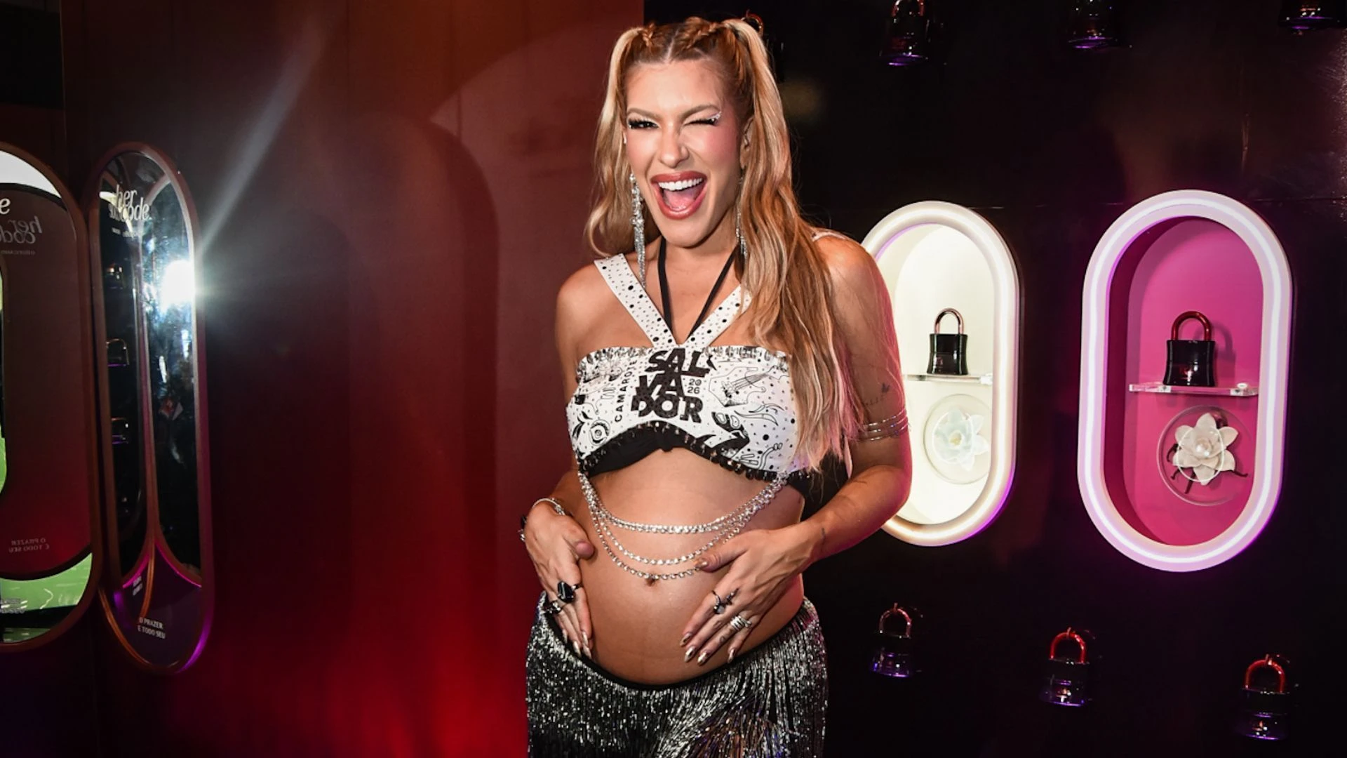 Gravida Lorena Improta curte segundo dia de Carnaval em.webp