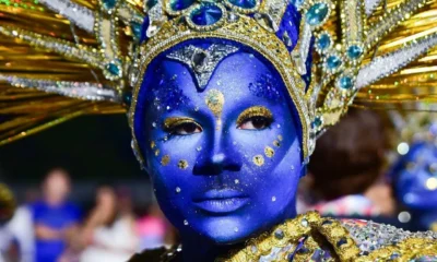 Integrante da comissao de frente desmaia e Rosas pode.webp