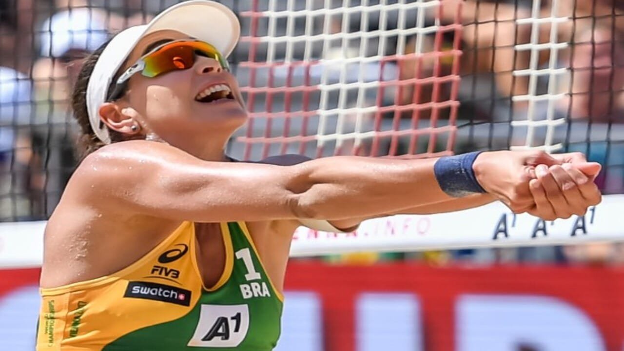 Jogadora Carol Solberg sofre punicao da FIVB apos comemorar prisao