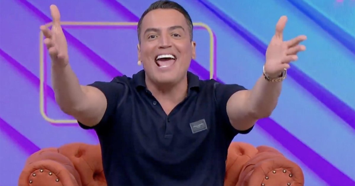 Leo Dias apresenta namorado novo e casal troca beijo ao