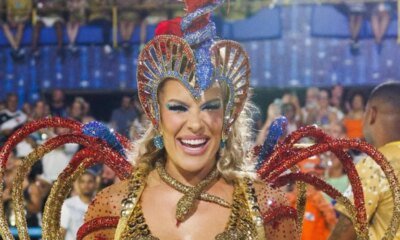 Lore Improta desfila gravida de sete meses na Sapucai e