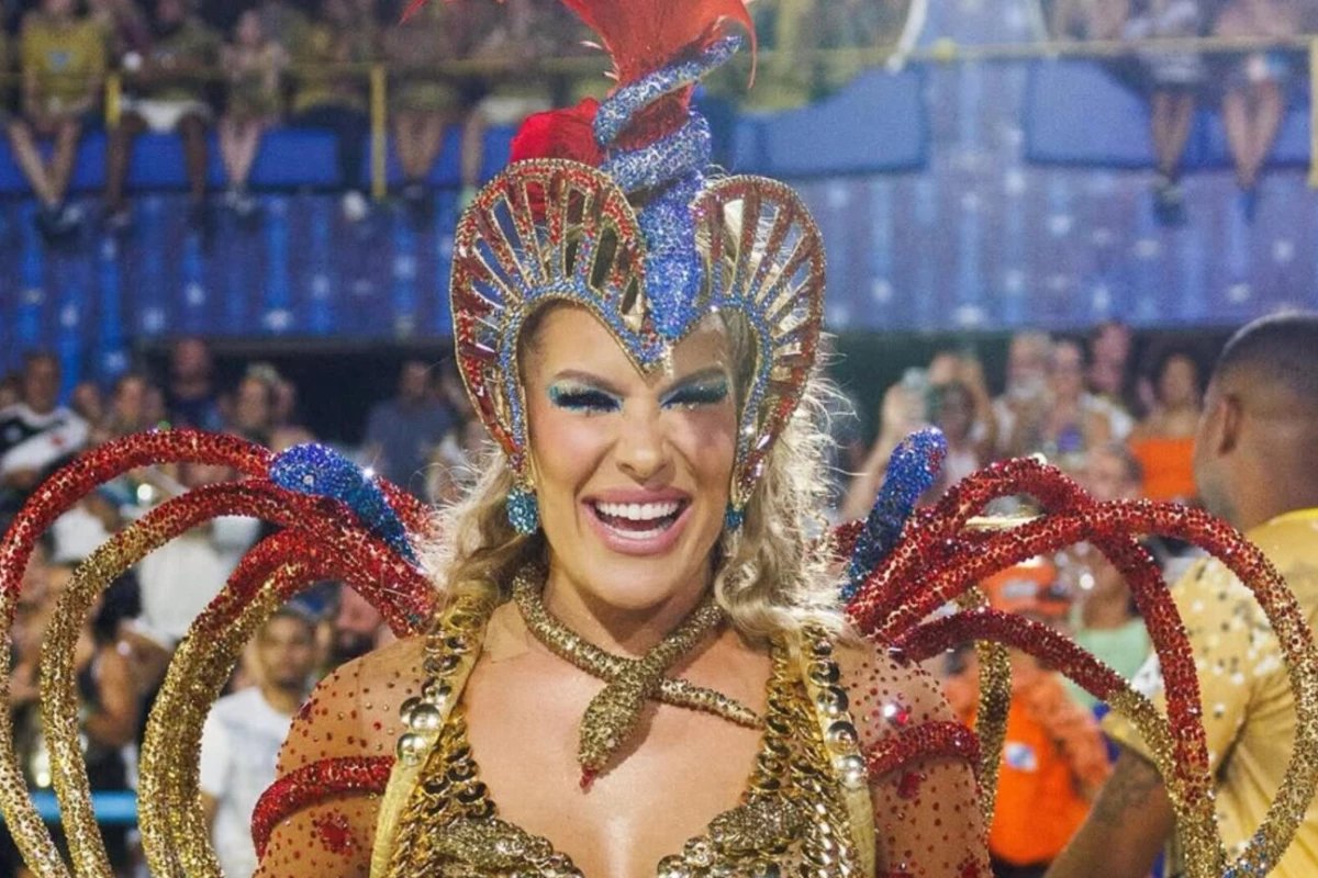 Lore Improta desfila gravida de sete meses na Sapucai e