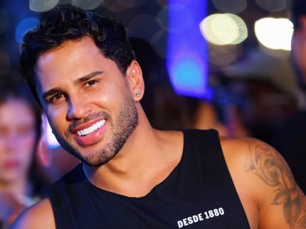 Lucas Guimaraes nega ser bi beija mulheres no Carnaval e