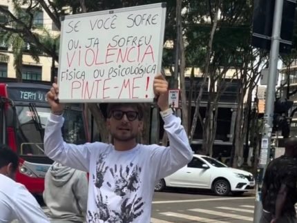 MC Gui e visto segurando cartaz na Praca da Se