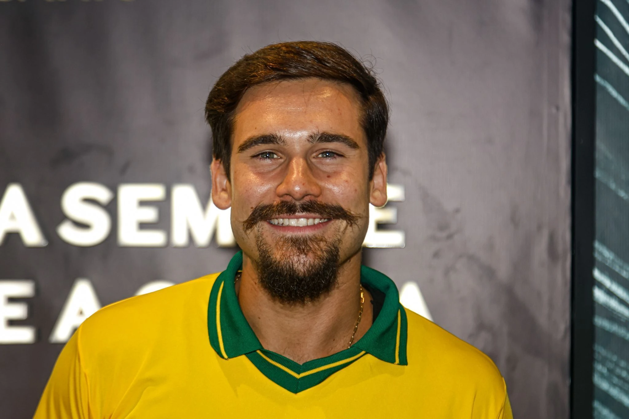 Nicolas Prattes revela maratona para assistir desfile de Sabrina.webp