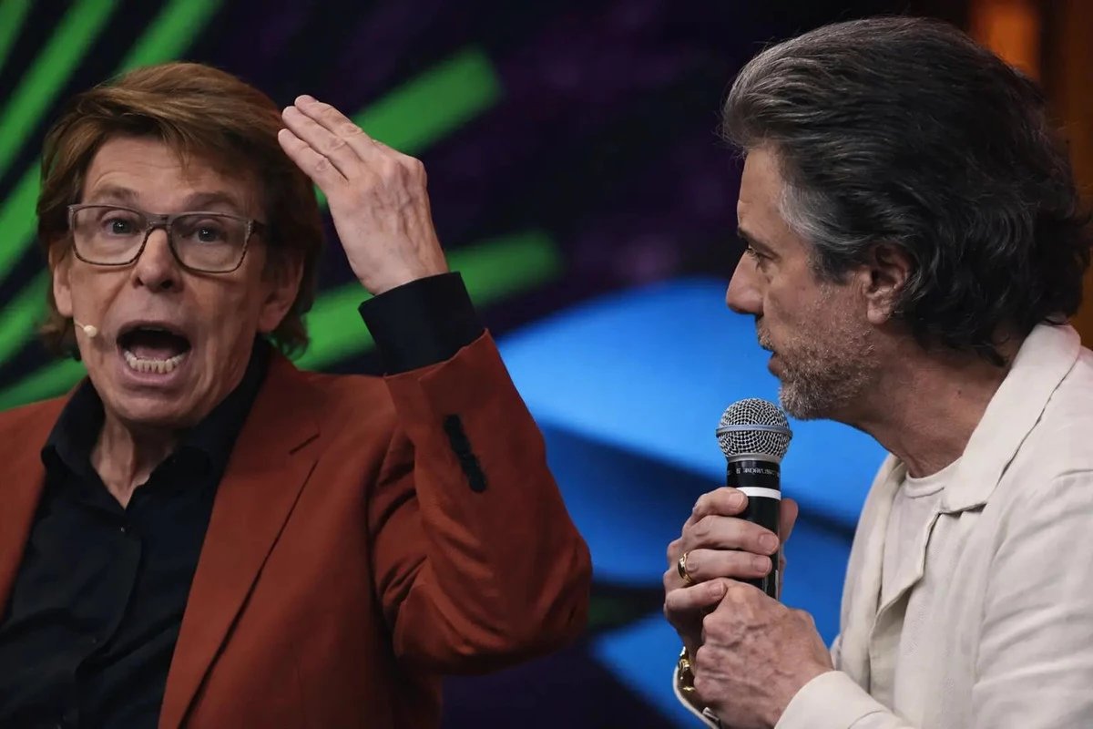 No palco dos bastidores do Carnaval na RedeTV Nelson Rubens