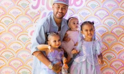 Paizao Neymar Jr posa com as tres filhas em bloquinho