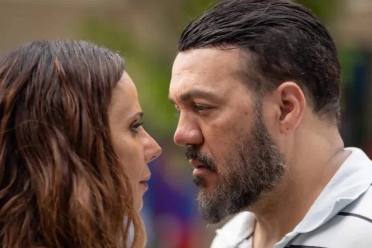 Publico reage ao beijo com Belo e Viviane Araujo responde