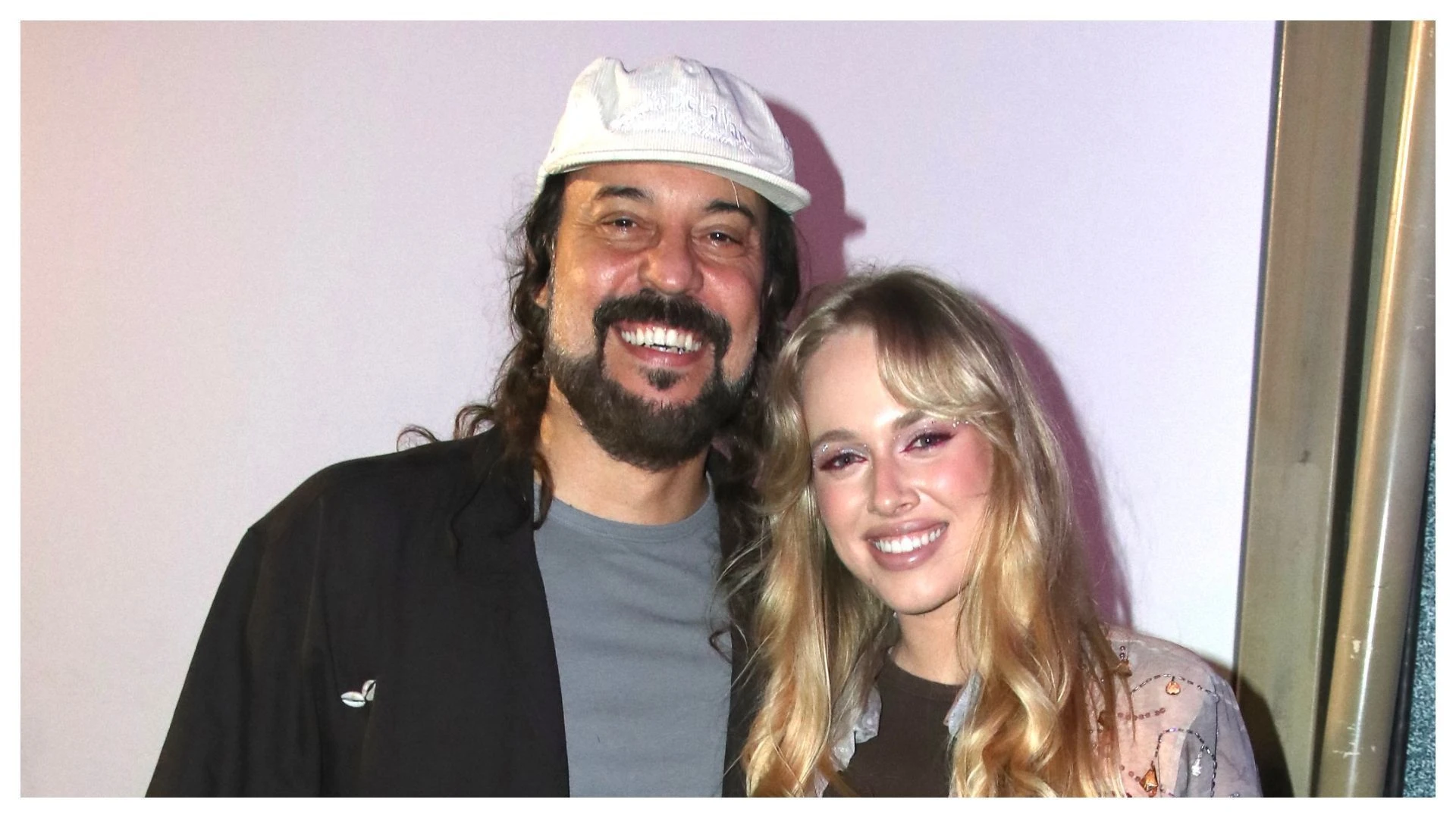 Recem casados Gabriel O Pensador e esposa curtem Carnaval no.webp