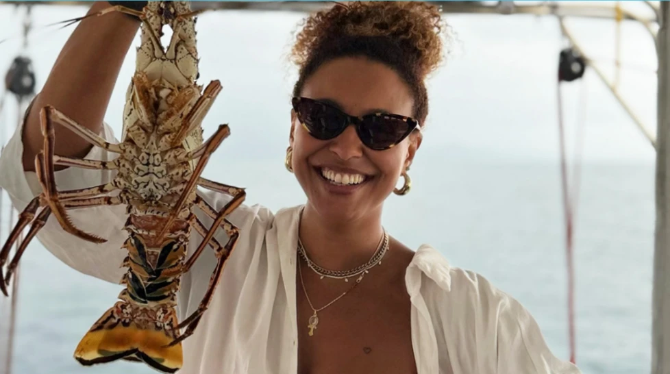 Sheron Menezzes celebra dia de sol com lagosta em.webp