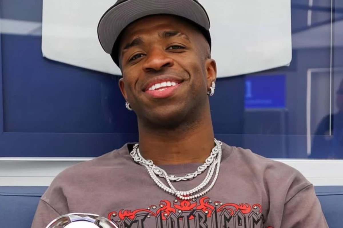 Vini Jr presenteia cantora famosa com mimo de alto valor