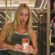 Virginia Fonseca mostra quadriceps musculoso em selfie no espelho.webp