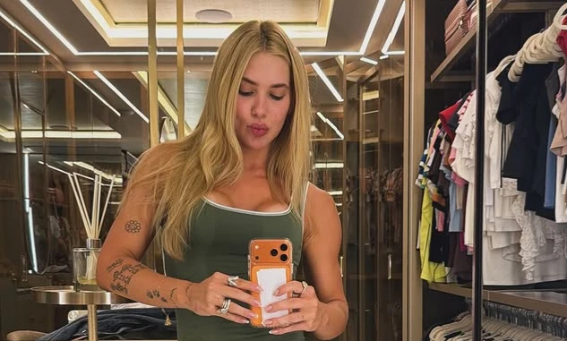 Virginia Fonseca mostra quadriceps musculoso em selfie no espelho.webp