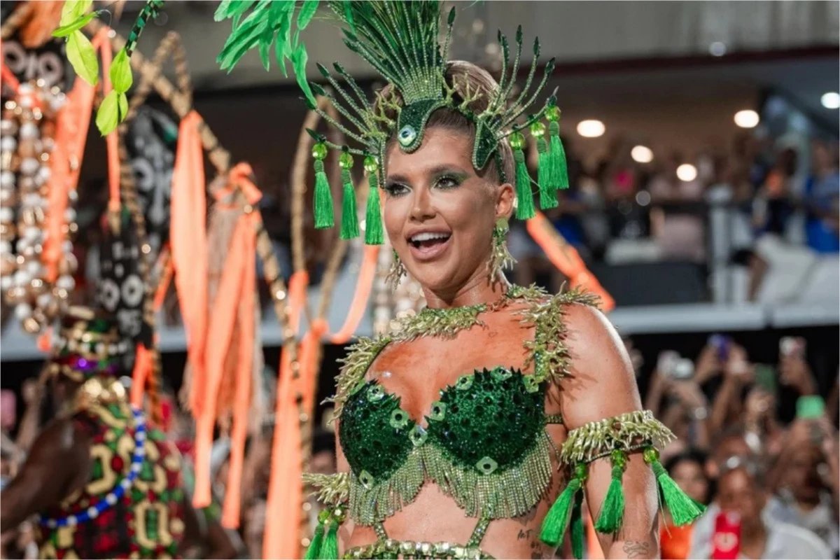 Virginia aparece no ensaio do Carnaval com a barriga estufada