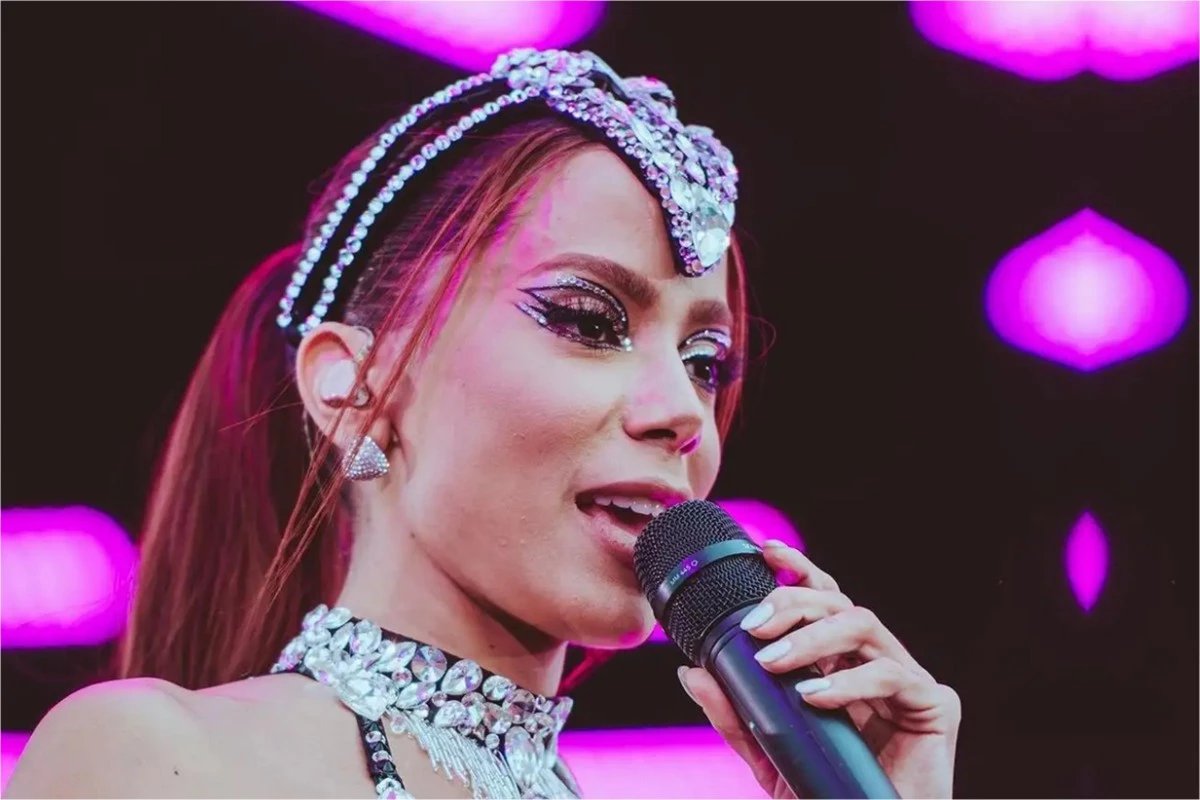 ‘Enfia essa por desse celular no… Anitta fica revoltada com