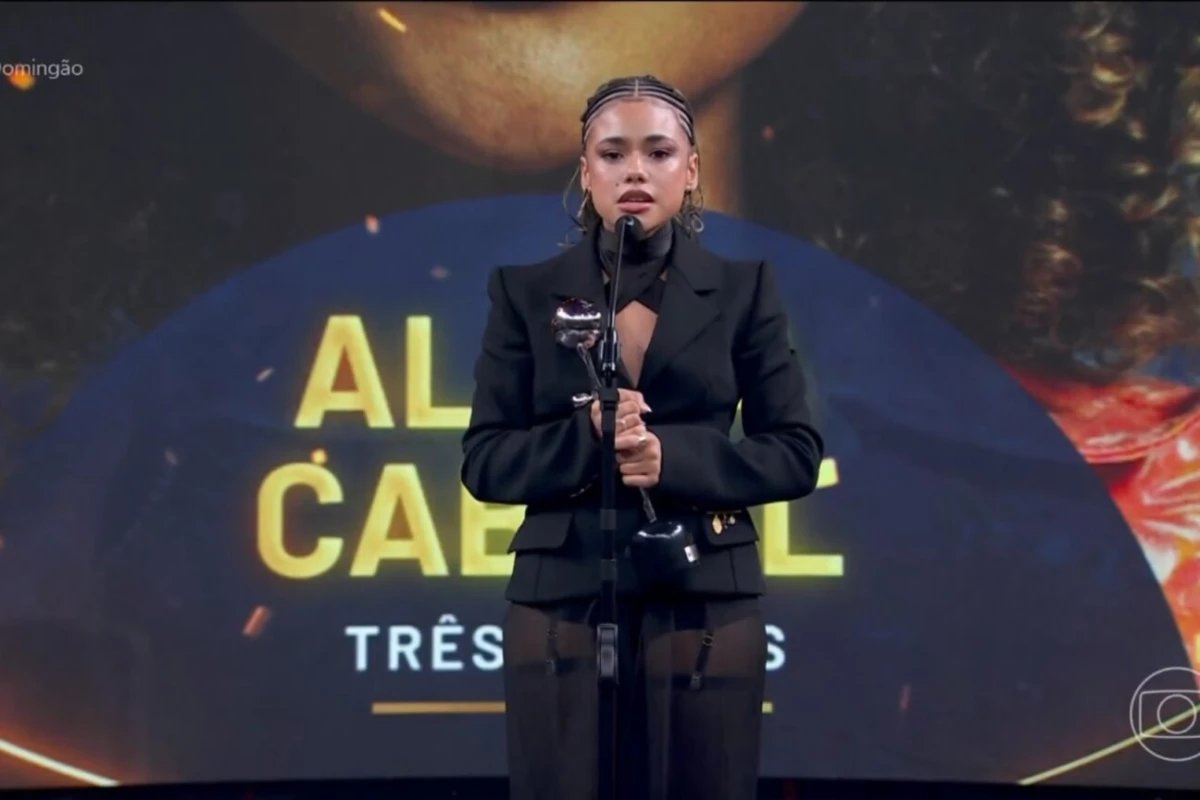 Alana Cabral vence revelacao no Domingao com Huck e emociona