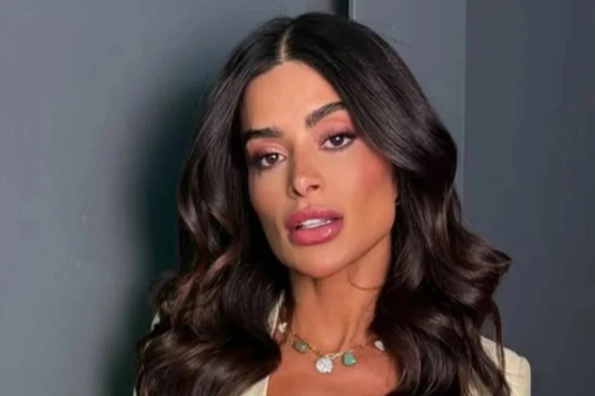 Aline Campos surge aos beijos com deputado em aeroporto e