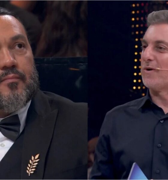 Belo e surpreendido no Domingao ao ver Luciano Huck comentando