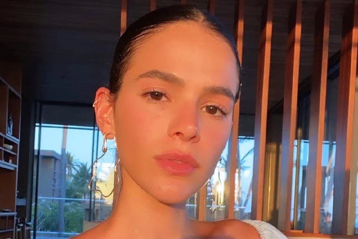 Bruna Marquezine tenta impedir vazamento de flagra feito por drone