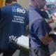 Cachorro e resgatado apos ser abandonado dentro de carro.webp