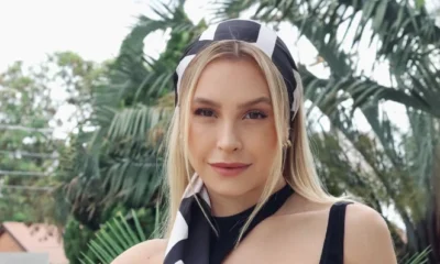 Carla Diaz aproveita o dia na piscina e posa.webp