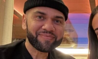 Daniel Alves exibe momento raro ao lado da esposa e