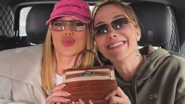 Em Paris Virginia presenteia amiga e socia com bolsa.webp